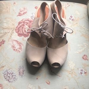 Bryr Sofie peep toe clogs